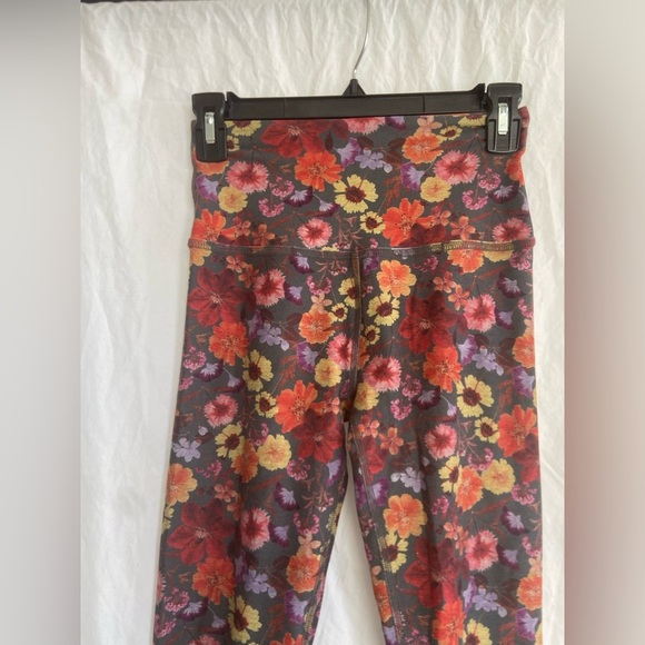 Beyond Yoga Pressed Flowers SoftMark High Waisted Midi Legging Size Small - Picture 13 of 16